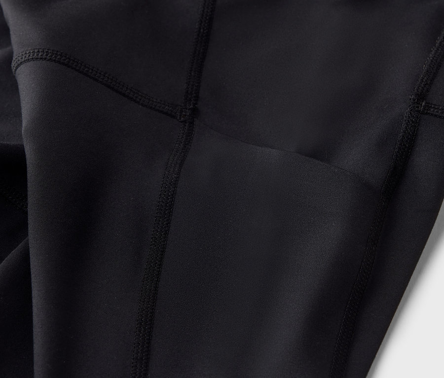 Gros plan sur un legging noir avec une poche.