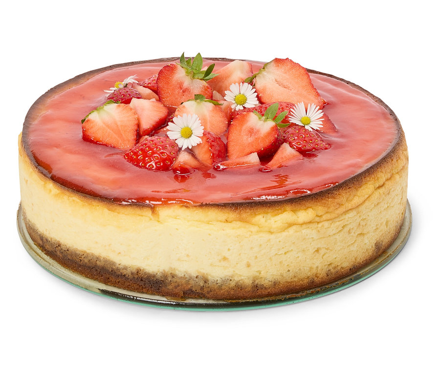 Cheesecake aux fraises garni de fraises et de marguerites.