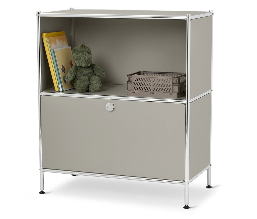 Armoire grise avec jouets et livres dans un compartiment ouvert.