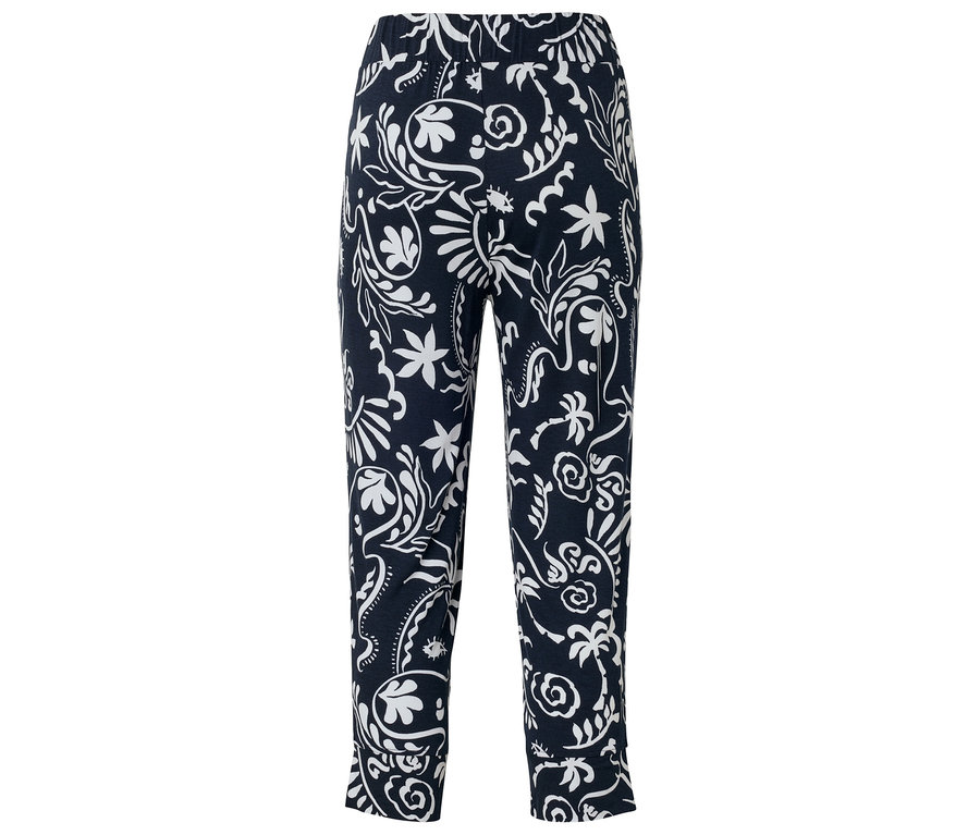 Un pantalon avec un motif floral blanc sur fond bleu.