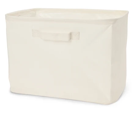Un contenant de rangement vide en tissu crème rectangulaire avec deux poignées.
