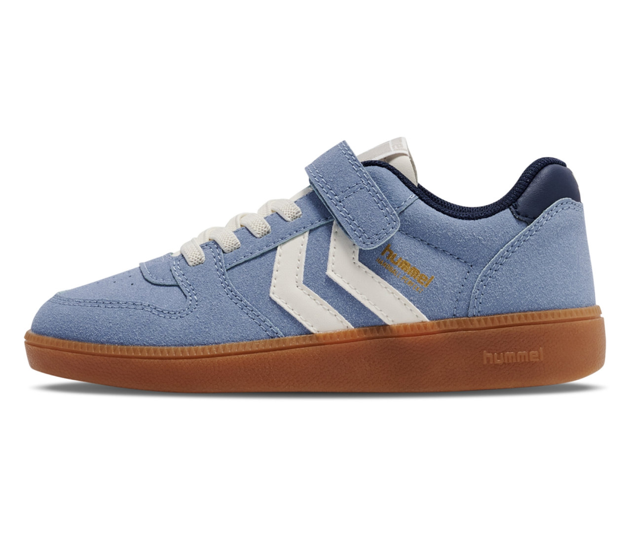 Gros plan d'une seule basket bleue hummel® Handball Perfekt CL JR avec des rayures blanches et une semelle marron.