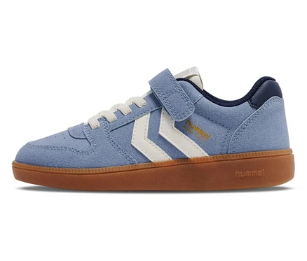 Gros plan d'une seule basket bleue hummel® Handball Perfekt CL JR avec des rayures blanches et une semelle marron.