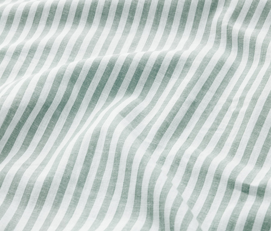 Gros plan sur un tissu à rayures vertes et blanches.