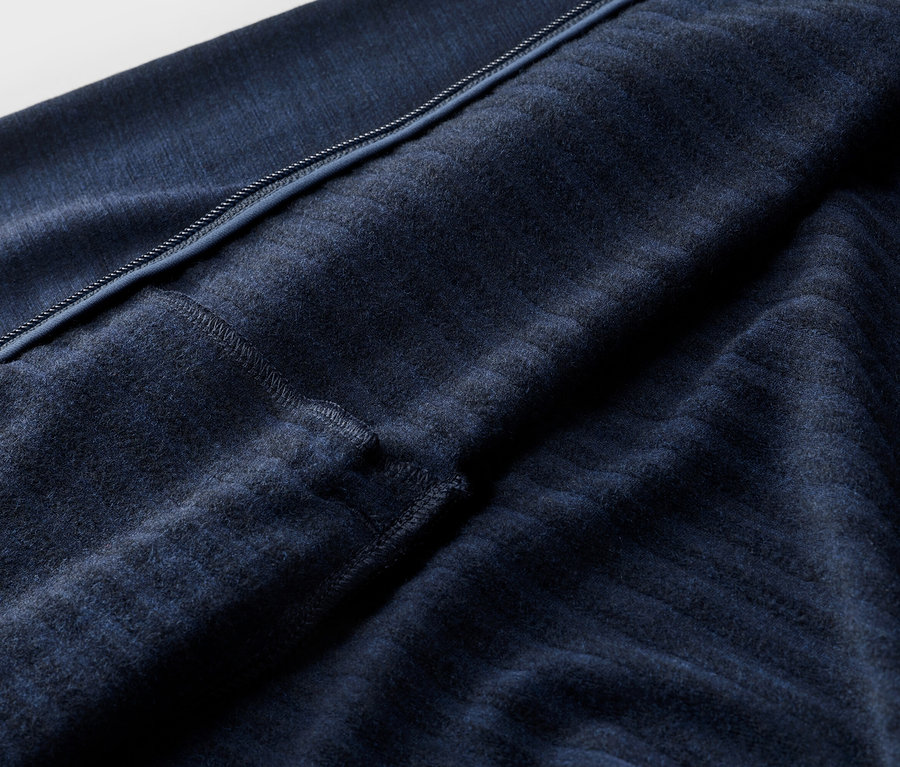 Gros plan d'un tissu bleu marine avec fermeture éclair et poche.