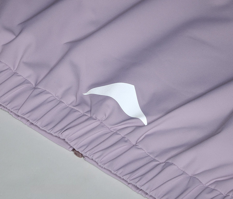 Gros plan d'un pantalon violet avec élastique et logo blanc.