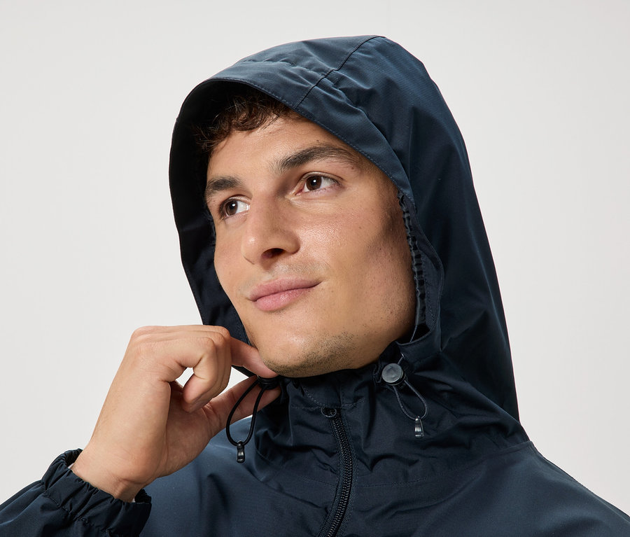 Homme avec capuche tirant sur les cordons.