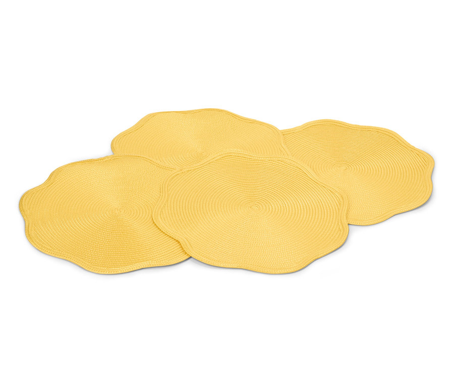 Quatre sets de table ronds jaunes à bords ondulés sont posés les uns sur les autres.