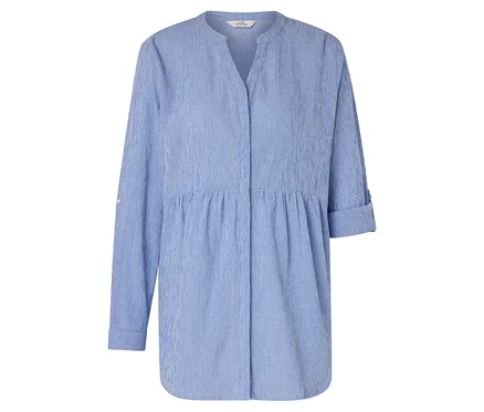 Une robe chemise rayée bleu et blanc avec un col en V et des manches longues.