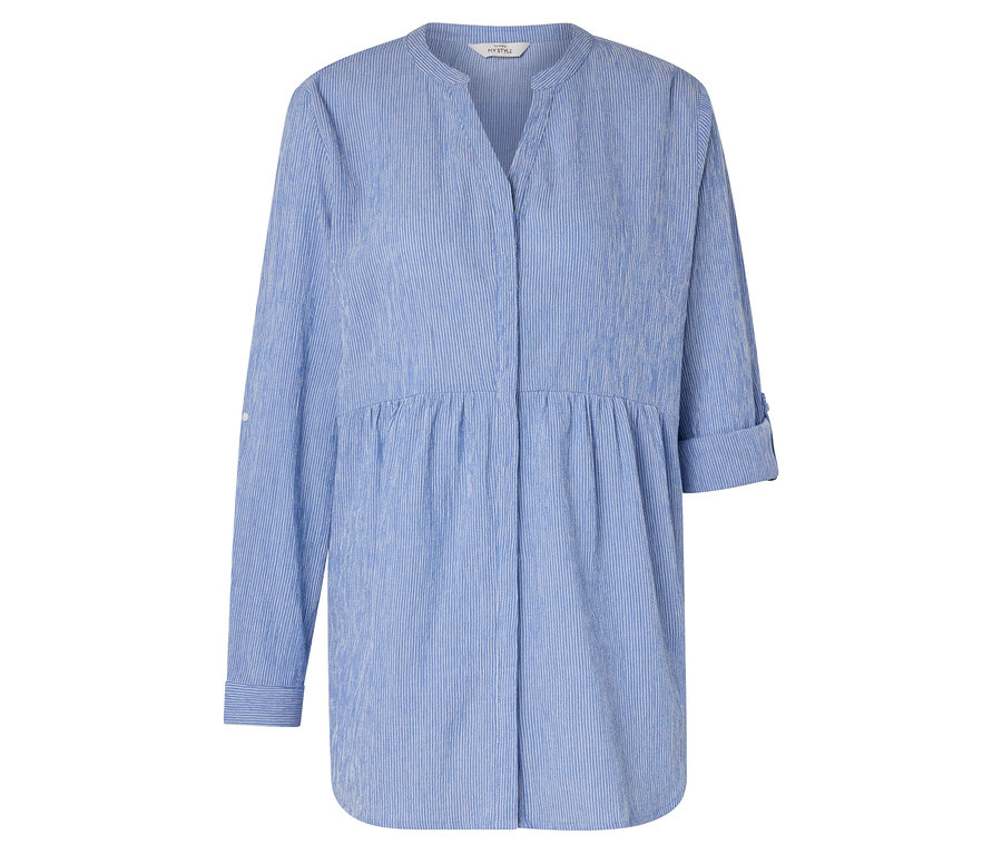 Une robe chemise rayée bleu et blanc avec un col en V et des manches longues.