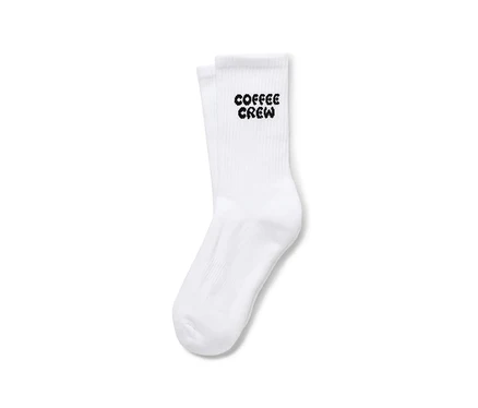 Une paire de chaussettes blanches avec l'inscription "Coffee Crew".