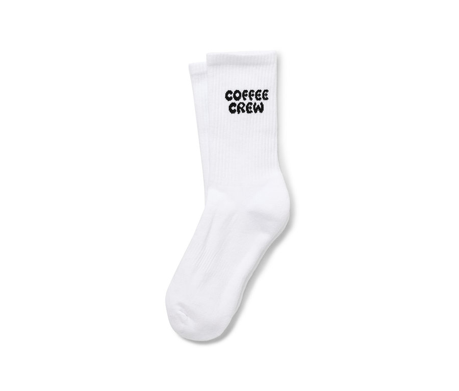Une paire de chaussettes blanches avec l'inscription "Coffee Crew".
