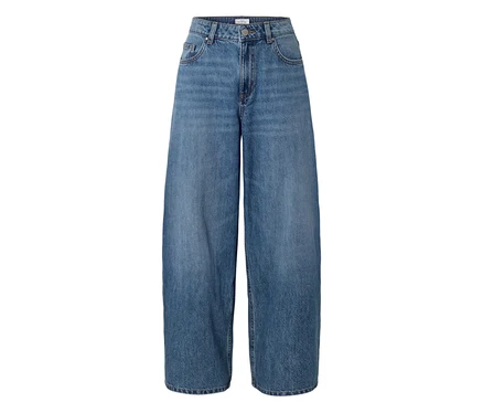 Jean large bleu moyen avec fermeture boutonnée et zippée, et poches avant.