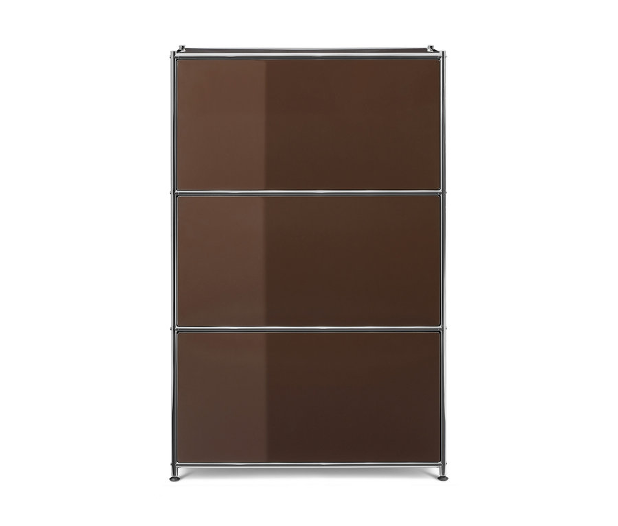 Une armoire haute et rectangulaire avec un cadre en métal argenté et trois panneaux bruns opaques empilés verticalement.