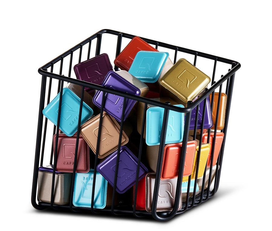 Un panier à capsules noir en fil métallique rempli de capsules de café multicolores.