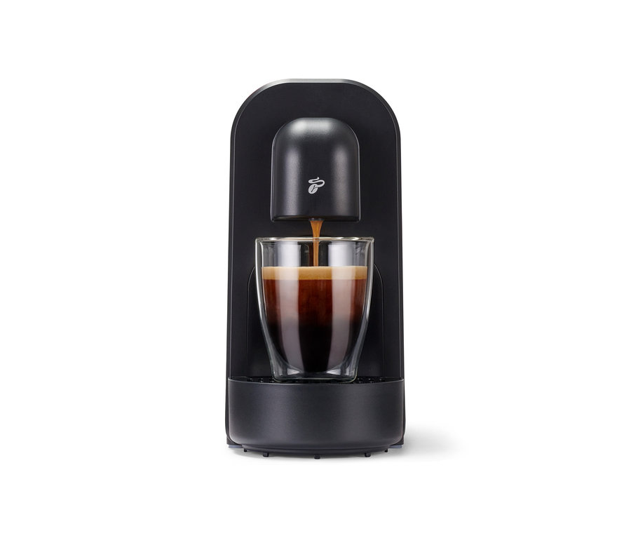 Un expresso coule d'une Cafissimo now noire dans un verre.