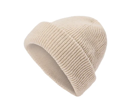 Bonnet tricoté côtelé de couleur beige clair avec un bord replié et une doublure douce.
