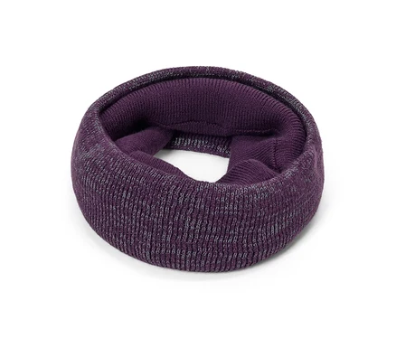 Un cache-col tubulaire violet en tricot sur fond blanc.