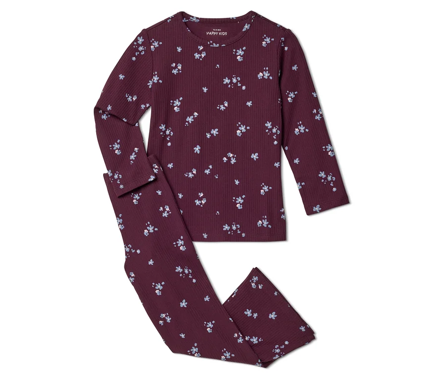 Un pyjama enfant côtelé bordeaux avec un motif floral bleu et blanc, composé d'un haut à manches longues et d'un pantalon long assorti.