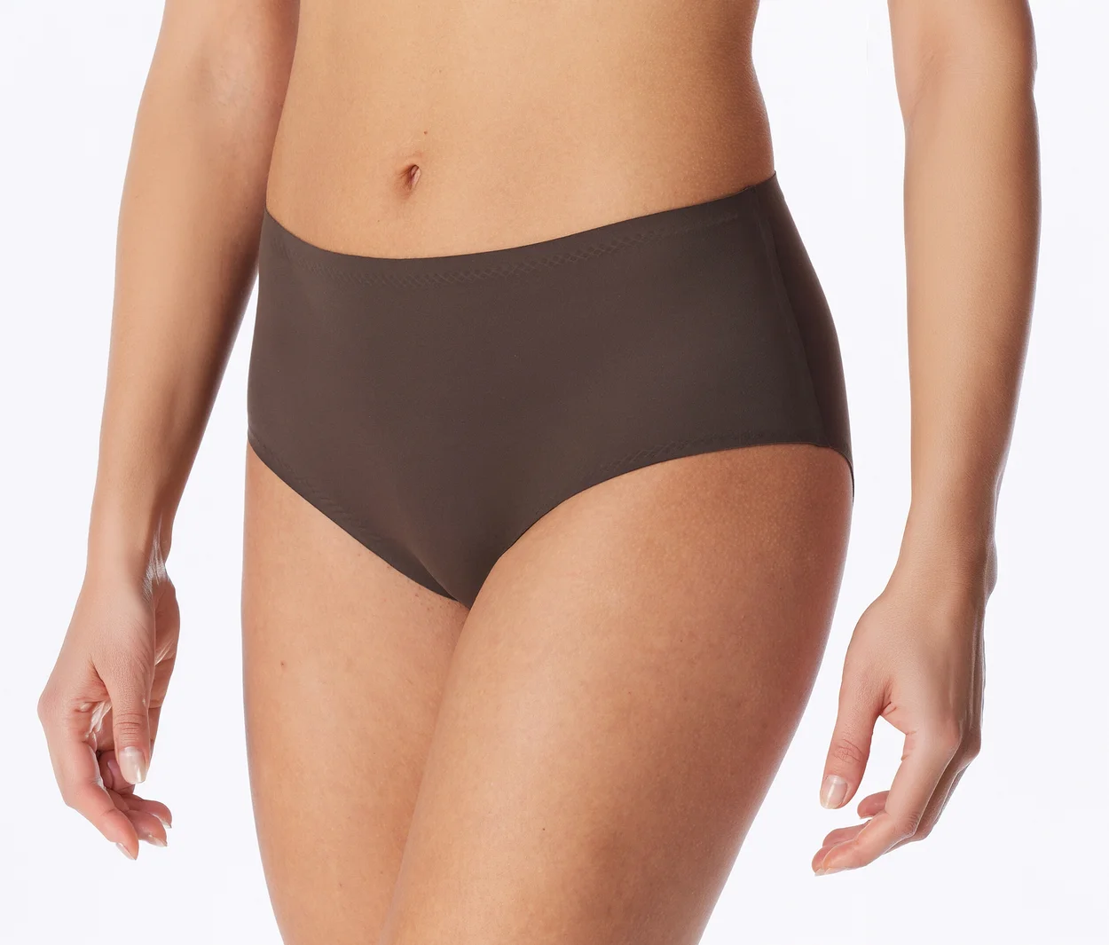 Torse et cuisses d'une femme portant une culotte taille haute marron foncé, les mains posées sur les côtés.