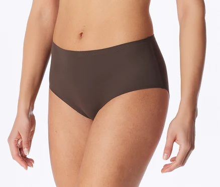 Torse et cuisses d'une femme portant une culotte taille haute marron foncé, les mains posées sur les côtés.