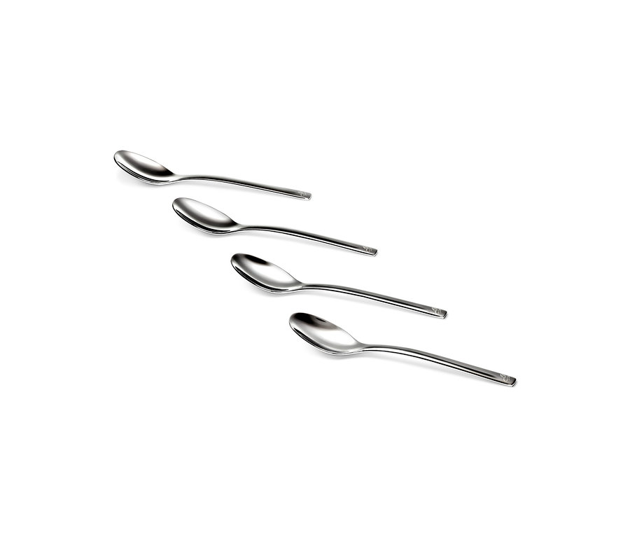 Quatre cuillères à café argentées, lot de 4, disposées en diagonale sur un fond blanc.
