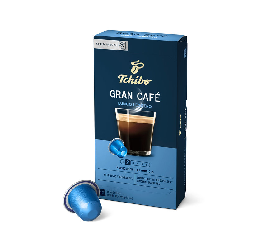 Un paquet de capsules Gran Café Lungo Leggero de Tchibo. Une capsule bleue est posée à côté.
