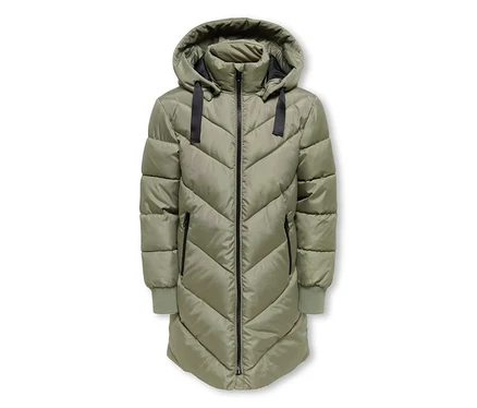 Longue doudoune vert olive avec capuche, fermeture éclair noire sur toute la longueur, poches zippées noires, matelassage chevron et poignets côtelés.
