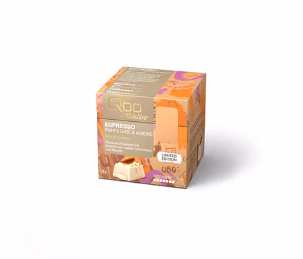 Un paquet de capsules de café Qbo by Tchibo Espresso White Choc & Almond Édition Limitée, orange et violet, avec 8 capsules et une intensité de 7/10.