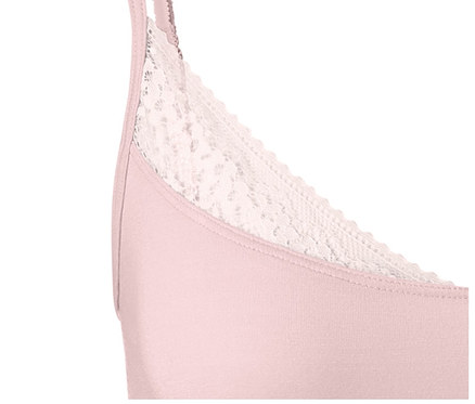 Détail d'un débardeur rose avec de la dentelle.