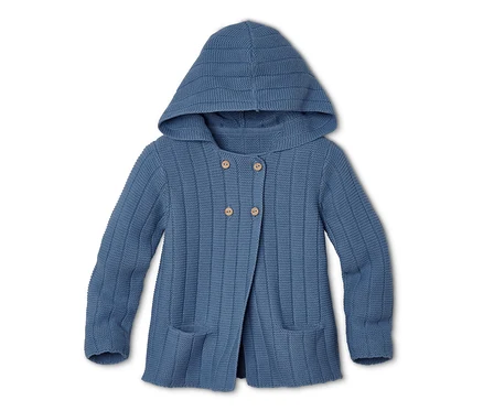 Veste en maille bleue avec capuche et boutons.