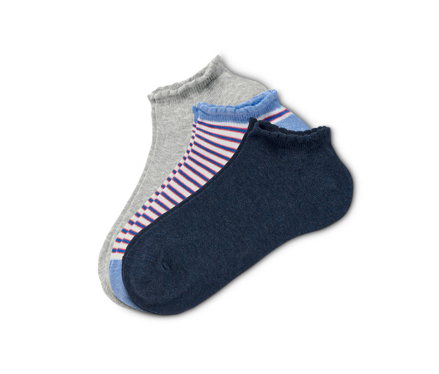 Trois paires de socquettes : une grise, une rayée bleu et blanc, et une bleu marine.