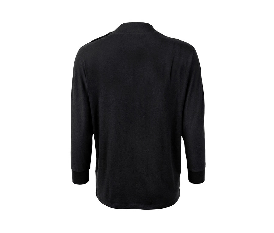 Vue détaillée d'un t-shirt boutonné à manches chauve-souris en noir.