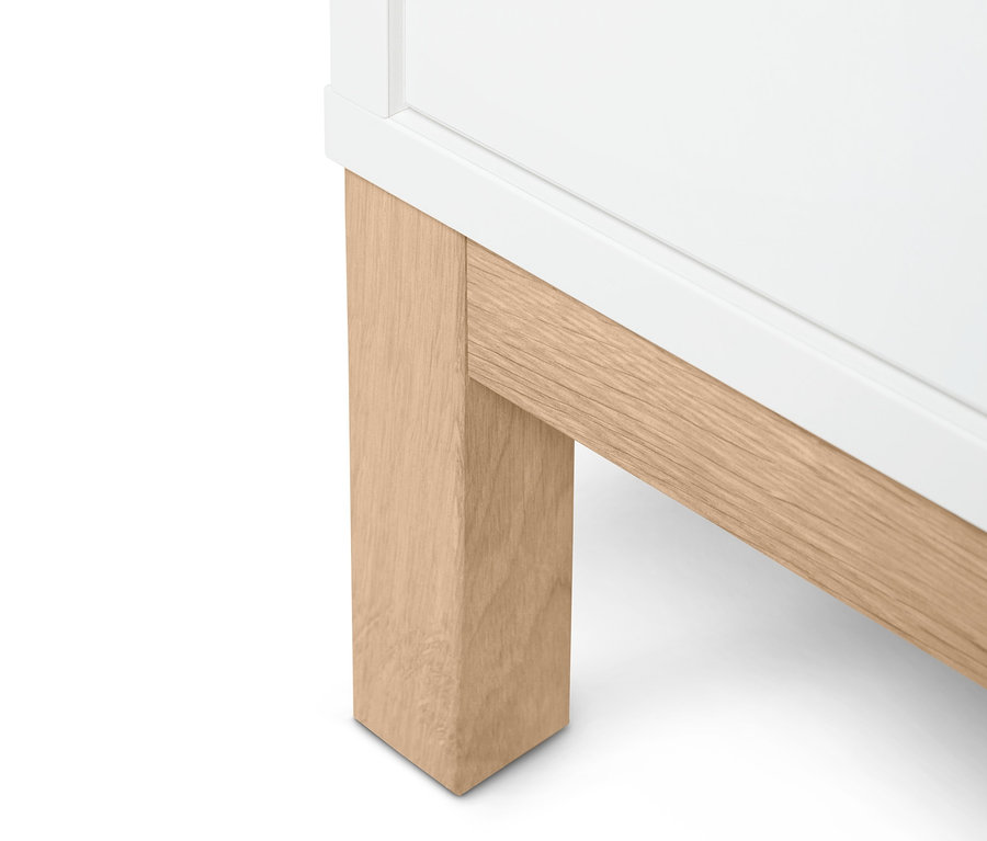 Gros plan sur la petite desserte d'appoint « Eklund » avec cadre blanc et pieds en bois.
