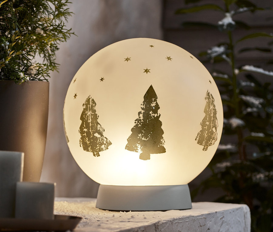 Lampe solaire à globe en verre avec motifs de sapins et d'étoiles.