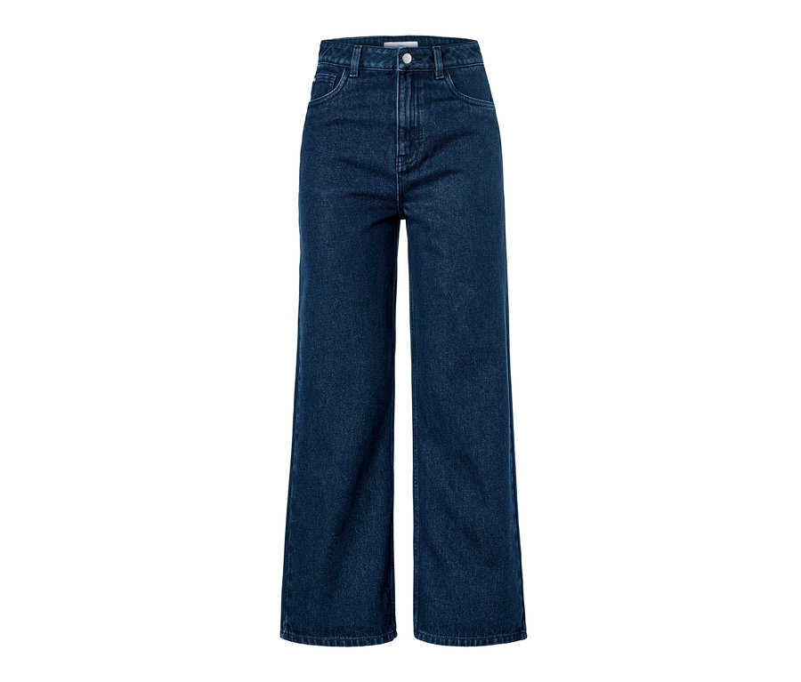 Un jean large bleu.