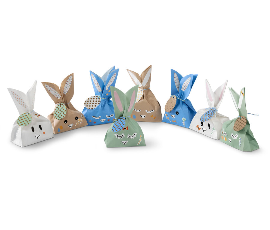 Sept pochettes cadeau en forme de lapin en blanc, marron, bleu et vert.