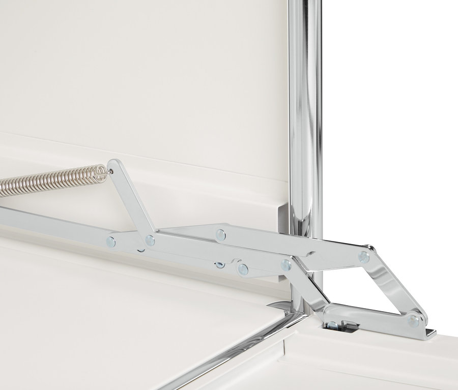 Vue détaillée d'un meuble bas en métal « CN3 » à abattants, blanc, avec le mécanisme d'ouverture visible.