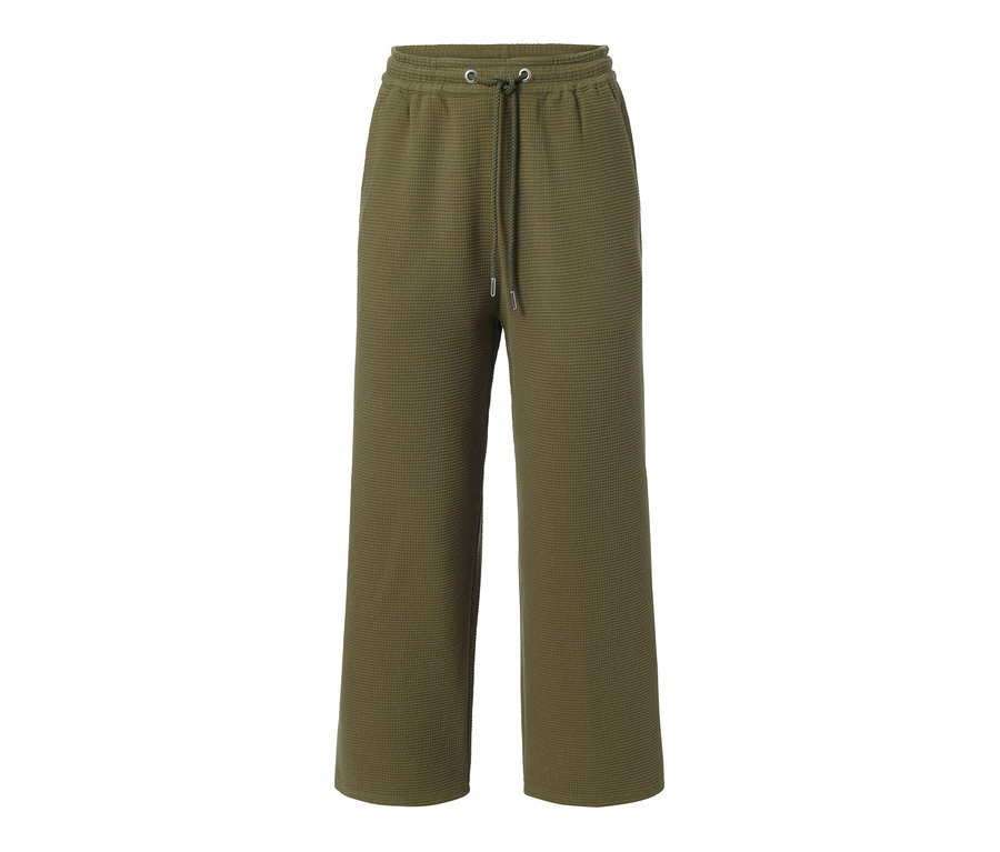 Une jupe-culotte en sweat verte sur fond blanc.