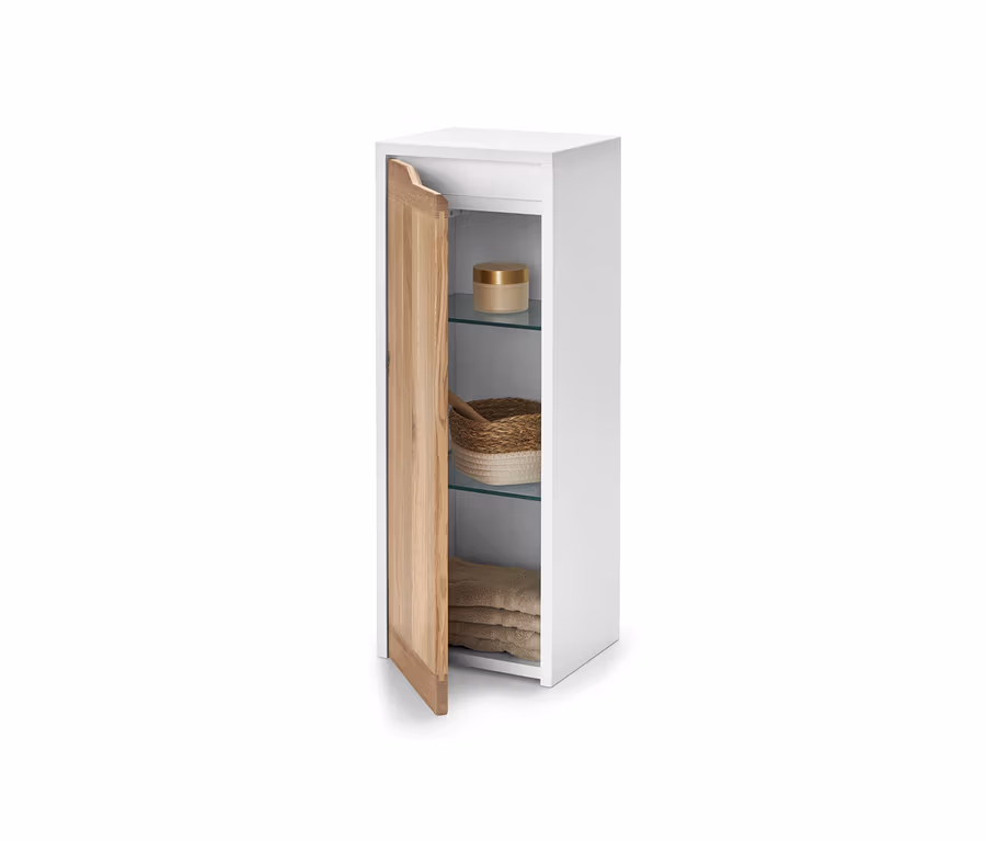 Meuble d'appoint blanc avec porte en bois ouverte. À l'intérieur, il y a des étagères avec des cosmétiques, un panier et des serviettes.