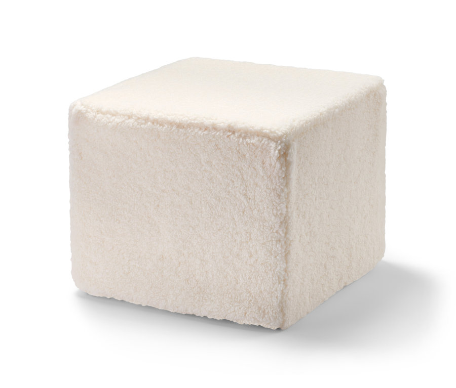 Un pouf blanc.
