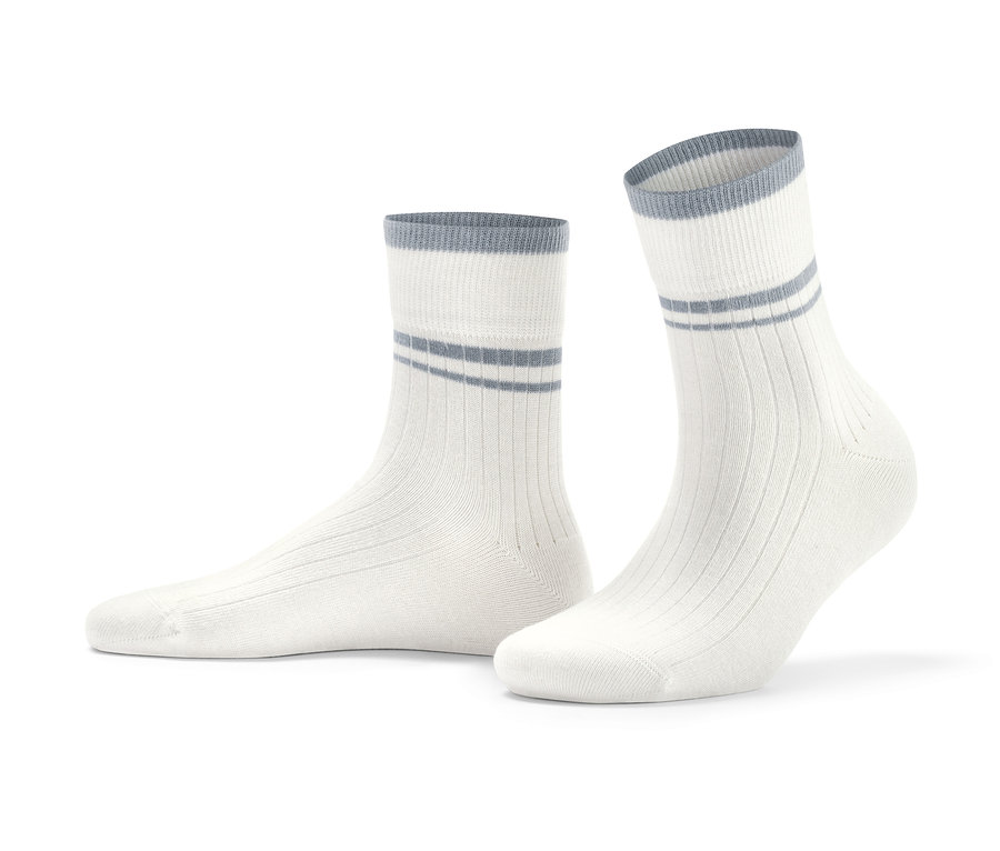 Deux paires de chaussettes de sport blanches avec des rayures grises.