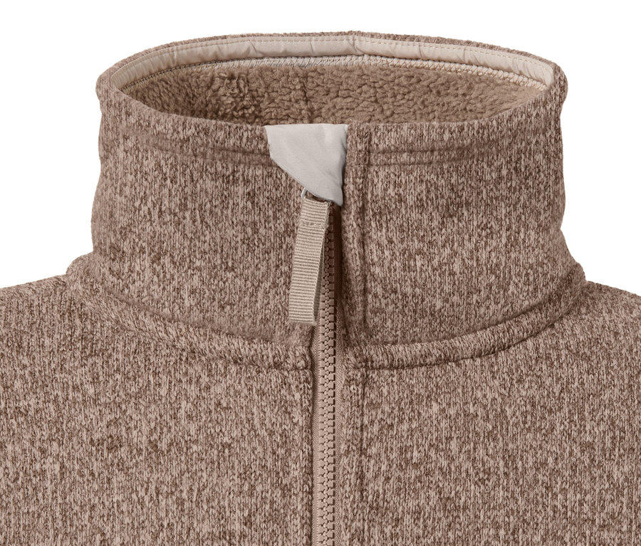 Détail d'une jaquette en matière polaire tricotée thermique marron avec col et fermeture éclair.