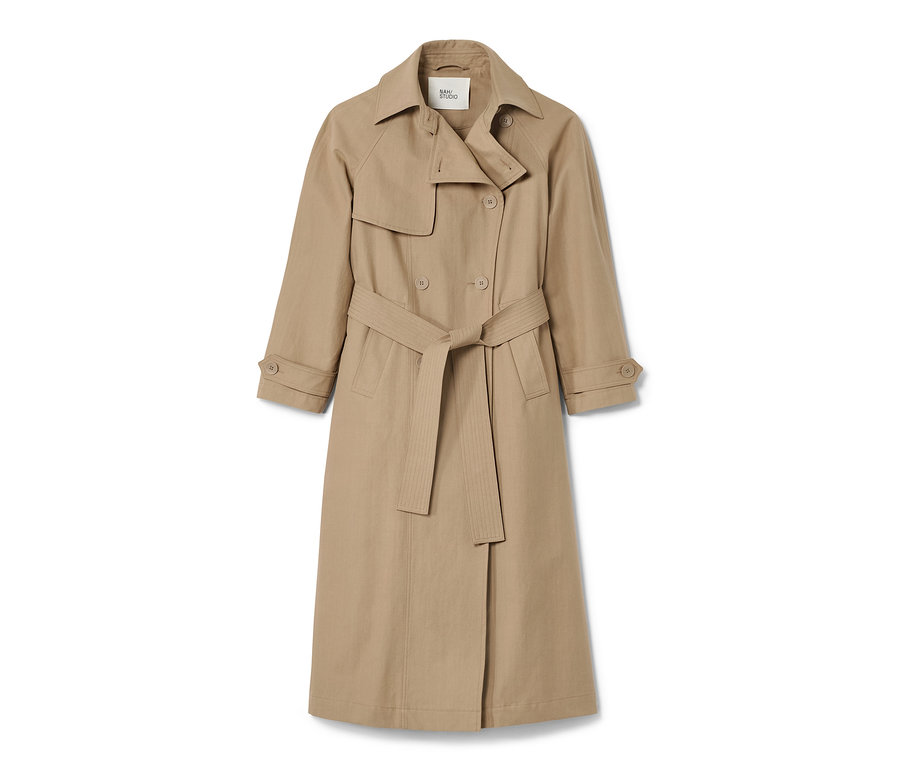 Un trench-coat beige NAH/STUDIO en coton recyclé avec une ceinture.