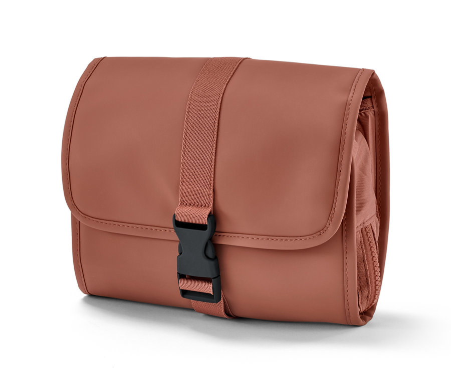 Une trousse de toilette marron avec une fermeture noire.