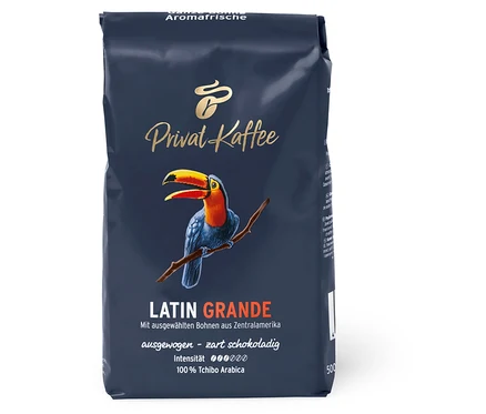 Un paquet de Privat Kaffee Latin Grande en grains – 500 g avec un toucan.