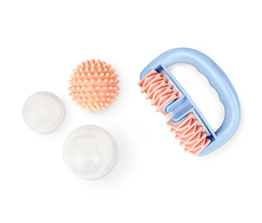 Kit de massage anti-cellulite sur fond blanc.