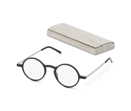 Deux paires de lunettes de lecture ultraplates et un étui sur fond blanc.