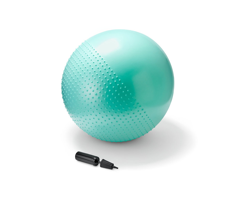 Ballon de gymnastique turquoise et une pompe.