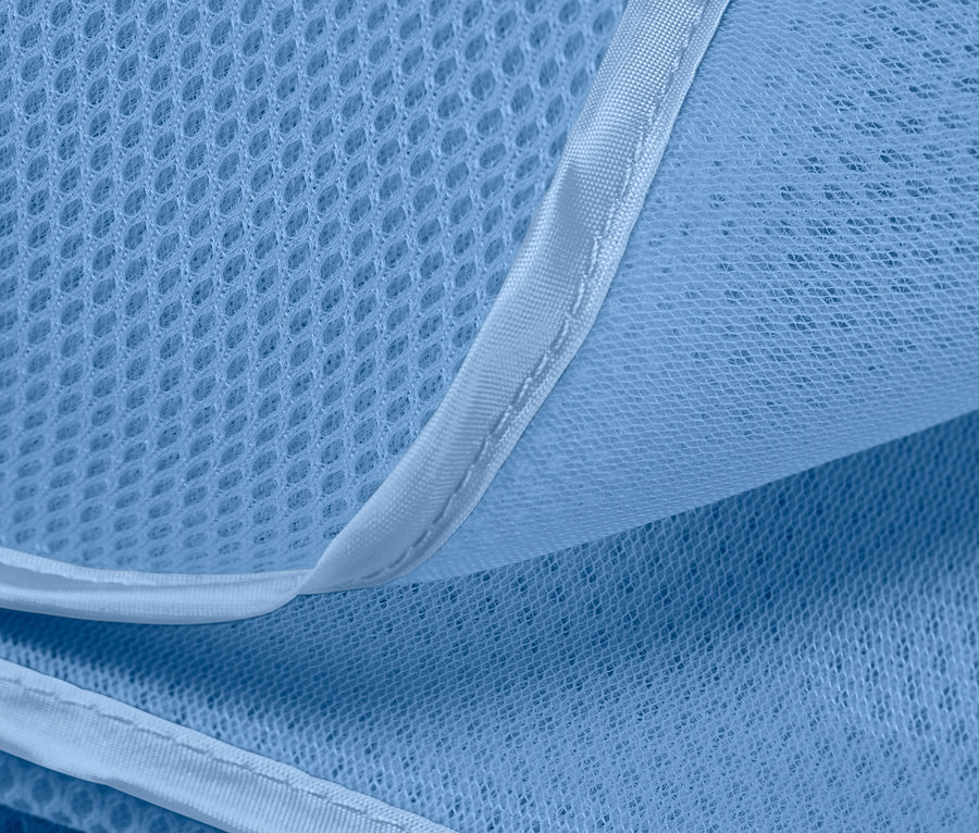 Gros plan d'une couverture de plage anti-sable bleu clair.